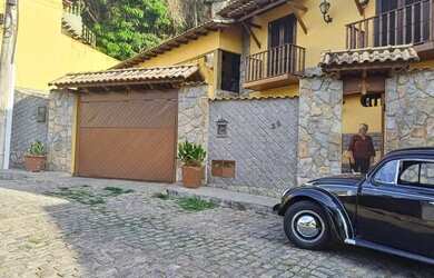 Imagem: A casa possui 4 Dormitórios, 4 Banheiros, 2 Vagas na garagem