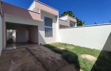 Imagem: A casa possui 3 Dormitórios, 2 Banheiros, 2 Vagas na garagem