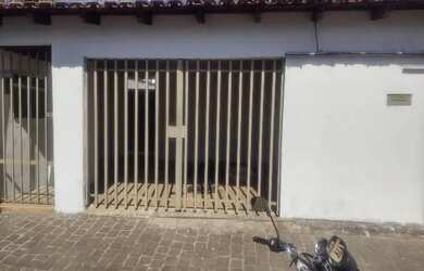 Imagem: A casa possui 3 Dormitórios, 1 Banheiro, 1 Vaga na garagem