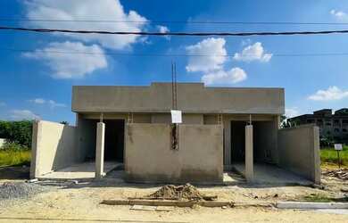 Imagem: A casa possui 2 Dormitórios, 2 Banheiros, 2 Vagas na garagem