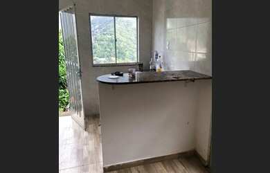 Imagem: A casa possui 1 Dormitório, 1 Banheiro e está localizado