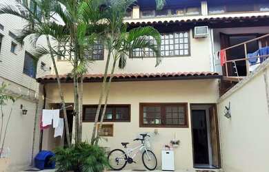 Imagem: A casa possui 4 Dormitórios, 5 Banheiros, 3 Vagas na garagem