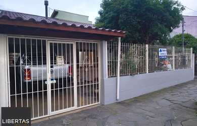 Imagem: A casa possui 3 Dormitórios, 2 Banheiros, 2 Vagas na garagem