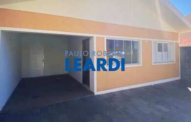 Imagem: A casa possui 3 Dormitórios, 2 Banheiros, 3 Vagas na garagem