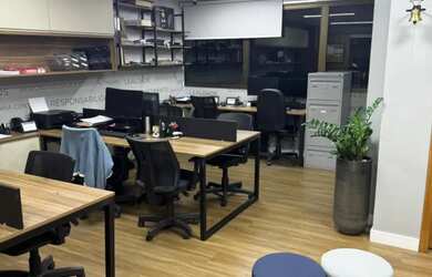 Imagem: O depósito possui 2 Vagas na garagem e 64m² de Área e está