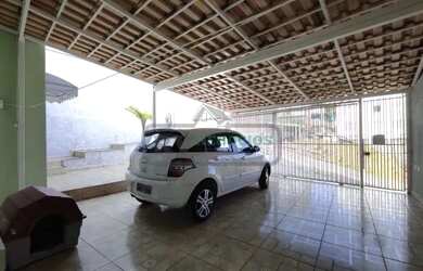 Imagem: A casa possui 2 Dormitórios, 3 Banheiros, 2 Vagas na garagem