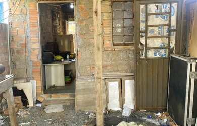 Imagem: A casa possui 1 Dormitório, 1 Banheiro, 1 Vaga na garagem