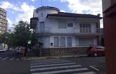 Imagem: A casa possui 4 Dormitórios, 3 Banheiros, 300m² de Área e