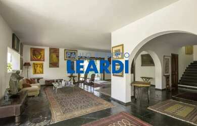 Imagem: A casa possui 5 Dormitórios, 5 Banheiros, 5 Vagas na garagem