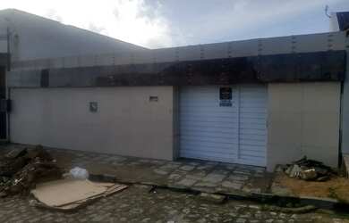 Imagem: A casa possui 5 Dormitórios, 4 Banheiros, 4 Vagas na garagem