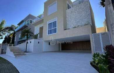 Imagem: A casa em condomínio possui 5 Dormitórios, 5 Banheiros, 5