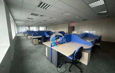 Imagem: O depósito para alugar possui 5 Vagas na garagem e 430m² de