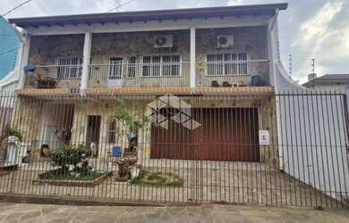 Imagem: A casa possui 3 Dormitórios, 2 Banheiros, 2 Vagas na garagem