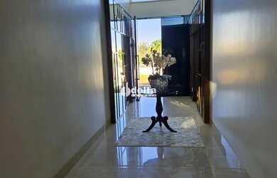 Imagem: A casa em condomínio possui 4 Dormitórios, 5 Banheiros, 4