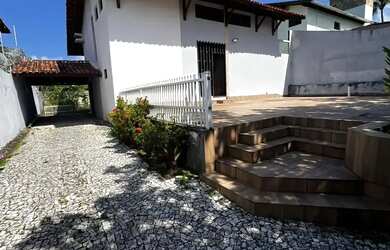 Imagem: A casa possui 5 Dormitórios, 2 Banheiros, 4 Vagas na garagem