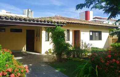 Imagem: A casa possui 3 Dormitórios, 3 Banheiros, 2 Vagas na garagem