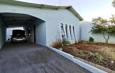 Imagem: A casa possui 2 Dormitórios, 1 Banheiro, 2 Vagas na garagem