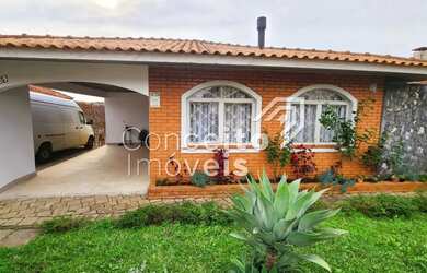 Imagem: A casa possui 3 Dormitórios, 2 Banheiros, 3 Vagas na garagem