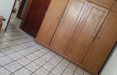 Imagem: O quarto possui Guarda roupa e está localizado em Vila Siam