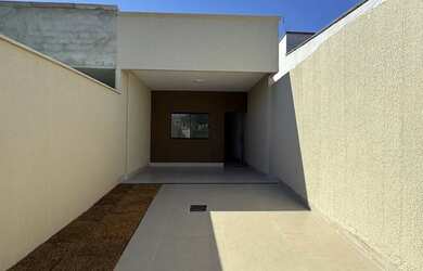 Imagem: A casa possui 2 Dormitórios, 2 Banheiros, 2 Vagas na garagem