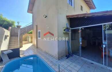 Imagem: A casa possui 5 Dormitórios, 5 Banheiros, 3 Vagas na garagem