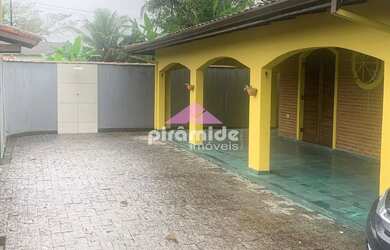 Imagem: A casa possui 3 Dormitórios, 2 Banheiros, 4 Vagas na garagem