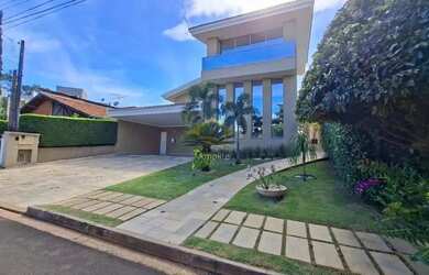 Imagem: A casa em condomínio à venda possui 4 Dormitórios, 5 Banheiros