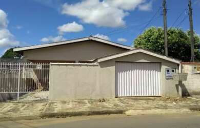 Imagem: A casa possui 3 Dormitórios, 2 Banheiros, 2 Vagas na garagem