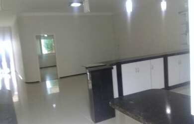 Imagem: A casa possui 5 Dormitórios, 4 Banheiros, 4 Vagas na garagem