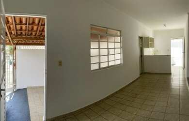 Imagem: A casa possui 2 Dormitórios, 1 Banheiro, 1 Vaga na garagem