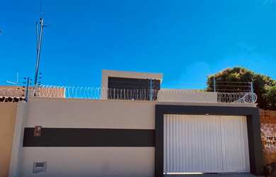 Imagem: A casa possui 3 Dormitórios, 2 Banheiros, 2 Vagas na garagem