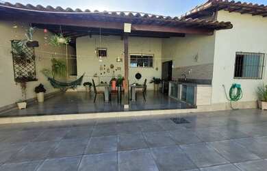 Imagem: A casa possui 4 Dormitórios, 5 Banheiros, 4 Vagas na garagem