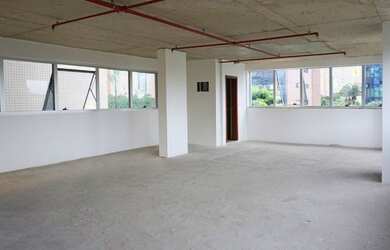 Imagem: O depósito possui 5 Vagas na garagem, 3.588m² de Área e