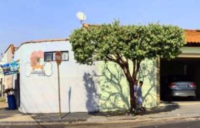 Imagem: A casa possui 3 Dormitórios, 3 Banheiros, 3 Vagas na garagem