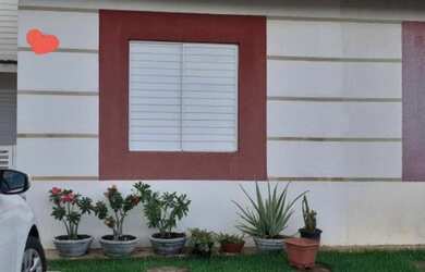Imagem: A casa em condomínio possui 3 Dormitórios, 1 Banheiro, 2 Vagas