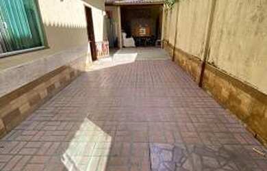 Imagem: A casa possui 3 Dormitórios, 2 Banheiros, 1 Vaga na garagem