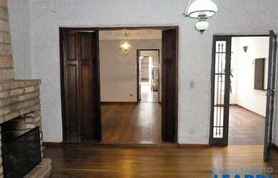 Imagem: A casa possui 3 Dormitórios, 5 Banheiros, 3 Vagas na garagem