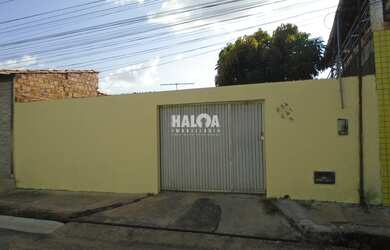 Imagem: A casa possui 2 Dormitórios, 1 Banheiro, 1 Vaga na garagem