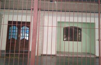 Imagem: A casa possui 2 Dormitórios, 2 Banheiros, 3 Vagas na garagem