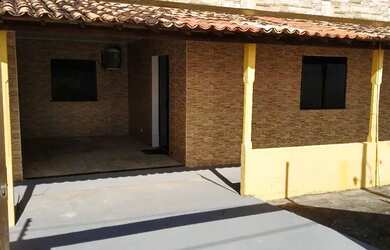 Imagem: A casa possui 3 Dormitórios, 2 Banheiros, 2 Vagas na garagem