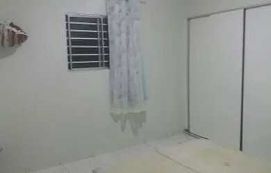 Imagem: A casa possui 3 Dormitórios, 2 Banheiros, 1 Vaga na garagem