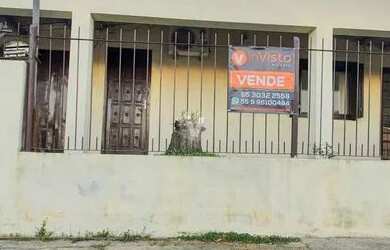 Imagem: A casa possui 2 Dormitórios, 2 Banheiros, 2 Vagas na garagem