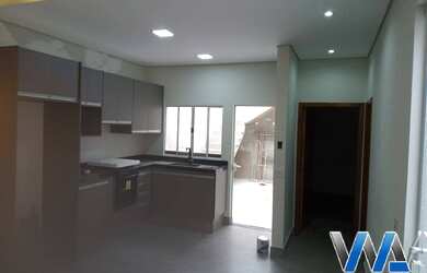 Imagem: A casa possui 3 Dormitórios, 2 Banheiros, 2 Vagas na garagem