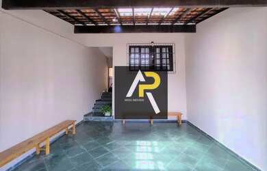 Imagem: A casa possui 3 Dormitórios, 2 Banheiros, 2 Vagas na garagem