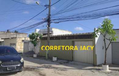 Imagem: A casa possui 3 Dormitórios, 1 Banheiro, 3 Vagas na garagem