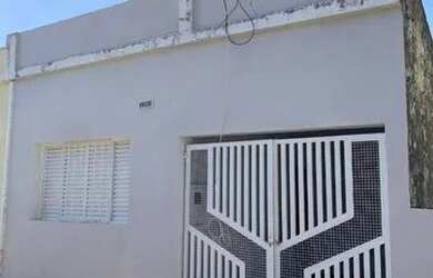 Imagem: A casa possui 2 Dormitórios, 1 Banheiro, 1 Vaga na garagem