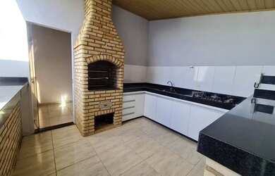 Imagem: A casa possui 3 Dormitórios, 3 Banheiros, 3 Vagas na garagem