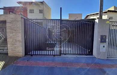 Imagem: A casa possui 3 Dormitórios, 1 Banheiro, 2 Vagas na garagem