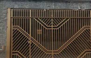 Imagem: A casa possui 3 Dormitórios, 2 Banheiros, 2 Vagas na garagem