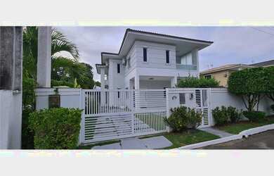 Imagem: A casa possui 4 Dormitórios, 5 Banheiros, 2 Vagas na garagem